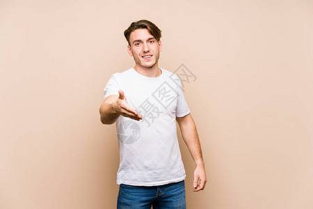 年轻的caucasian男子举起孤立的伸手图片