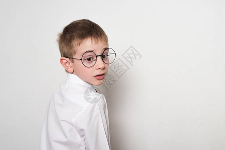 一个穿着大圆环眼镜的可爱男孩的肖图片