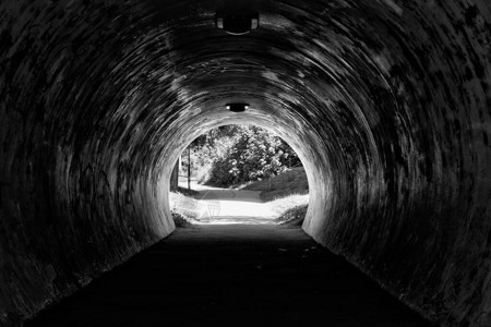 黑暗肮脏的隧道图片