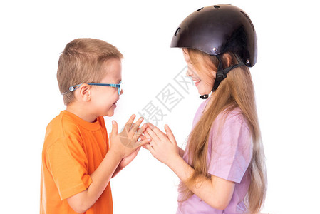 戴保护头盔的小女孩和戴眼镜的男孩图片