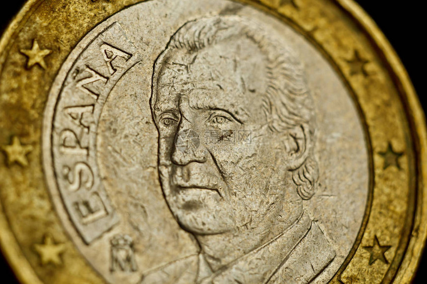两枚欧元硬币被黑背景隔绝了金属货币的明细图片