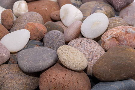 彩色小石头有美丽的沙滩穿戴有一些海背景图片