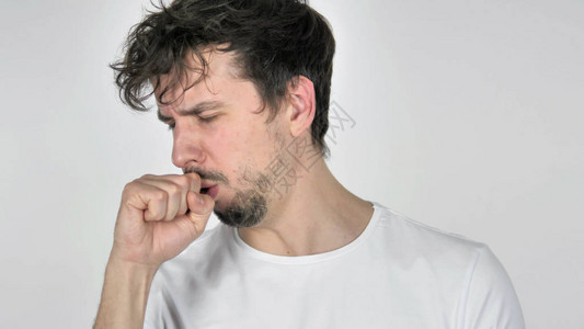 年轻休闲男子咳嗽喉咙感染的肖像图片