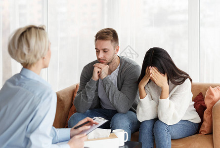 婚姻治疗专业心理学家与绝望的夫妇在办公室里讨论离婚问题时进行争论图片