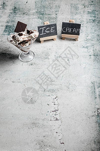 冰淇淋加巧克力和奶油三明治饼干冰淇淋甜点图片