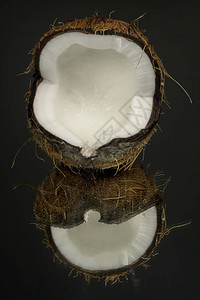黑色背景上的椰子深色镜面背景背景图片