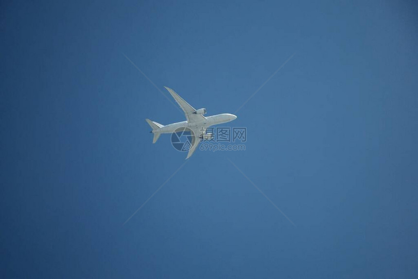 白色飞机越广州在白色的图片