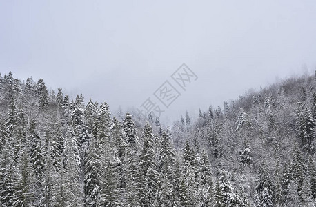 冬季风景在雪山和白云天空上布满图片