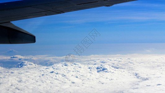 从飞机上看到白云和蓝天背景图片