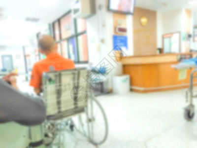 背景模糊的健康概念医院或诊所内部背景坐在轮椅上等待图片