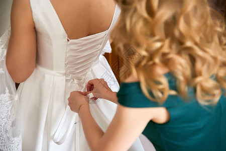 新娘早上穿礼服漂亮的新娘打扮整齐准备结婚图片