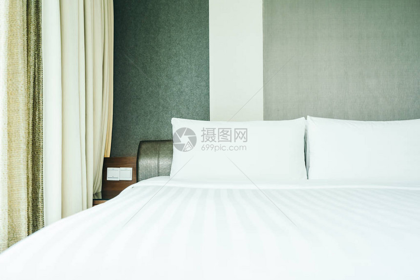 室内旅馆卧室内装饰床上的白图片