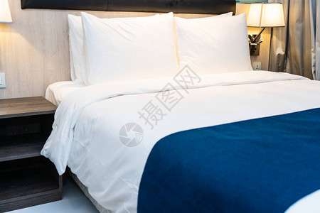 睡衣内卧室的白色舒适枕头和图片
