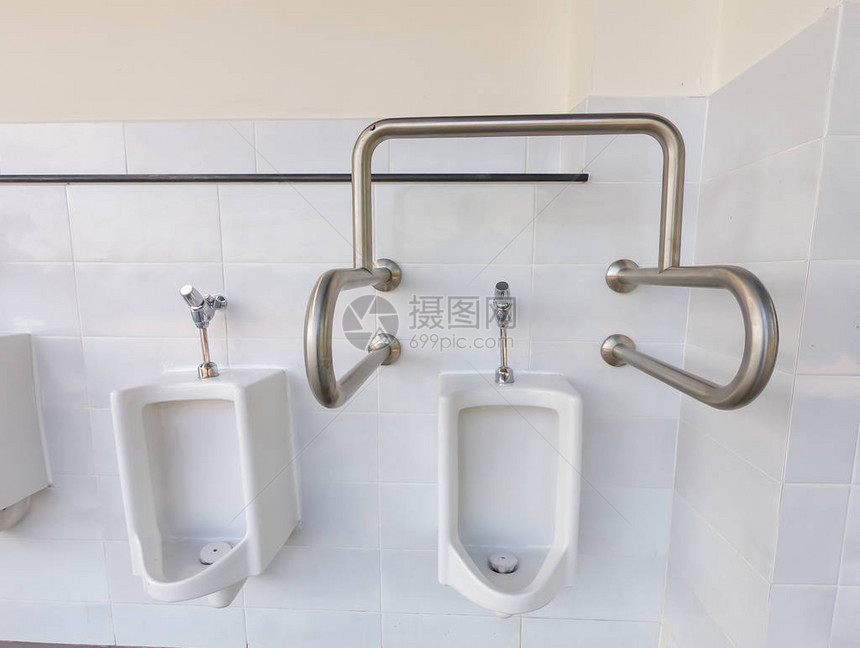 清洁公共男厕所对残疾人图片