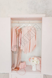 木制粉色女装衣橱图片