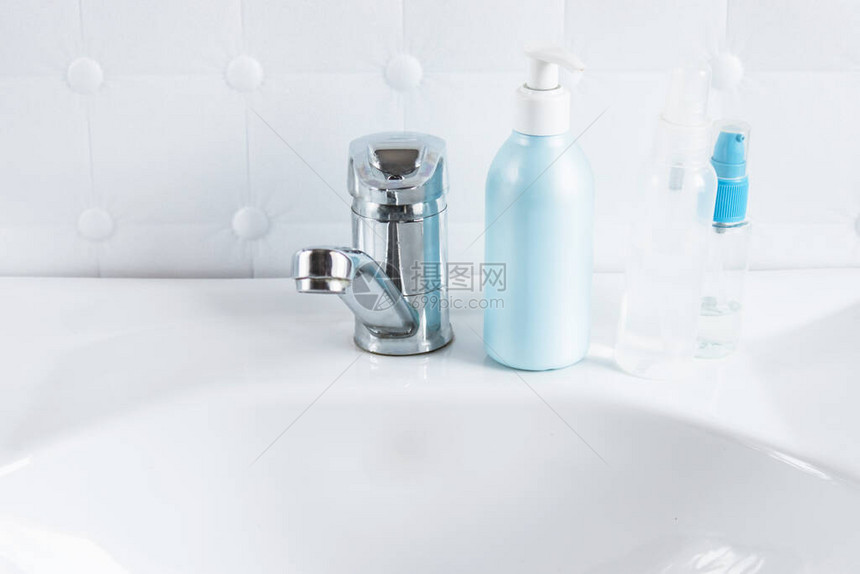 洗手用的白水槽浴室自来水龙头旁边的罐子里的液肥皂卫图片