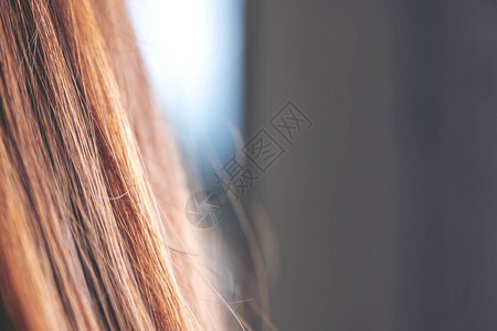 一位棕色头发女图片