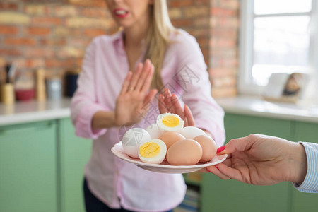 因过敏而拒绝吃鸡蛋的女人图片