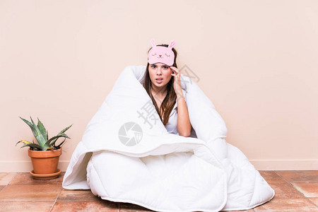 年轻的caucasian女人休息用一件毛衣表现出失望的姿图片