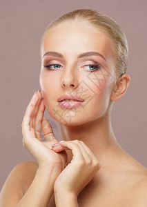 皮肤护理化妆品美容和面部举起概念图片