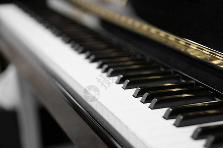 古典乐器或复古浪漫娱乐和音乐学校的老式钢琴或键盘电子图片
