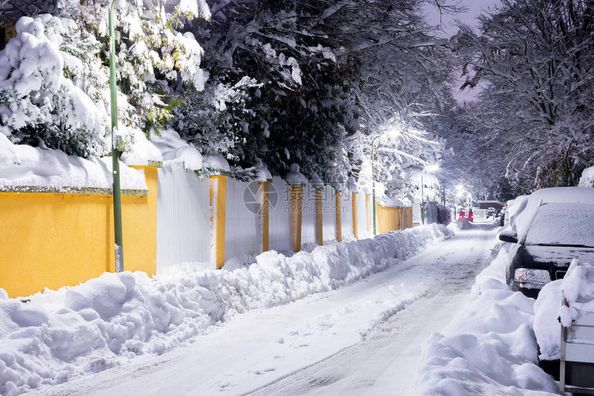 冬天晚上安静的街道图片