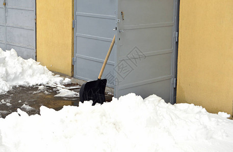 门前的雪铲图片