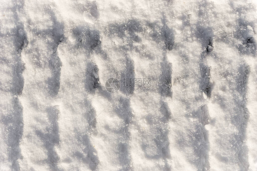 雪背景上的汽车保护器痕迹图片