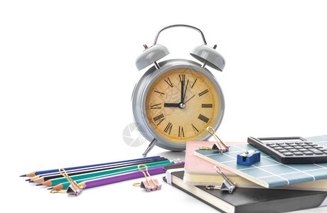 一套学校用品和白色背景的钟表图片