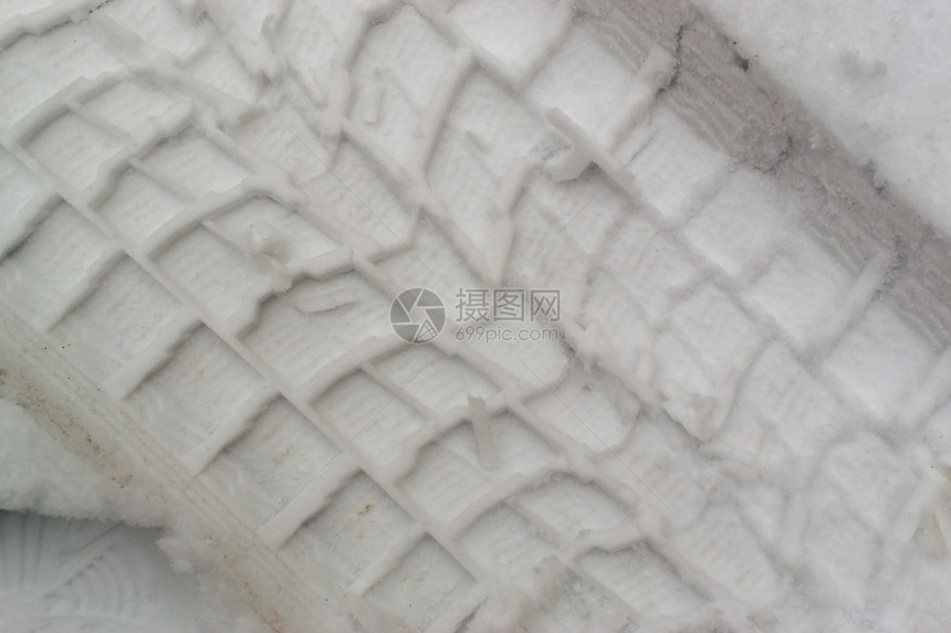 汽车轮胎印在寒冬雪中图片