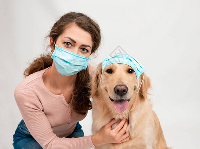 戴医用防护面罩的女用消毒剂对狗爪进行消毒图片
