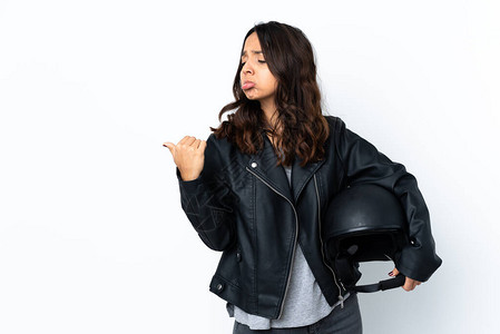 年轻女戴着摩托车头盔图片
