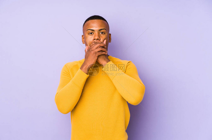 在紫色背景下被孤立的拉廷男青年用双手图片