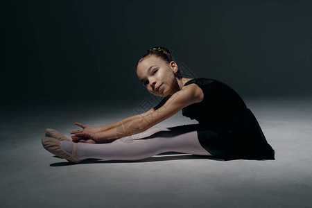 女孩芭蕾舞团穿着黑色裙子白色的短腿灯图片
