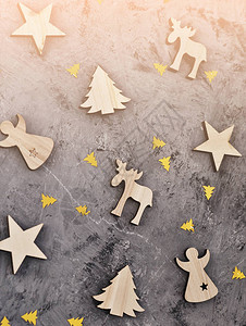 木制背景的装饰玩具圣诞概念图片