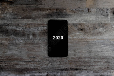 2020年的智能手机展示在木质图片
