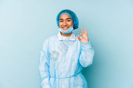 年轻的外科医生作为年轻女孤立的快乐和自信表现图片
