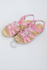 室内粉色婴儿凉鞋女孩的希腊皮革凉鞋图片