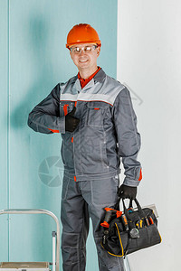 带头盔的男建筑工人维修建筑人员图片