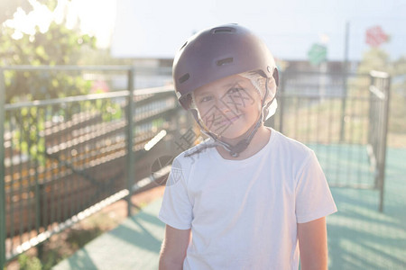 男孩笑地摘下头盔安全娱乐一种保护手段图片