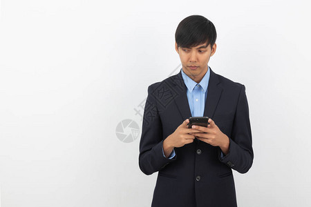 黑人西装的年轻亚洲商人使用白背景网上购物远程工作等智能手机图片