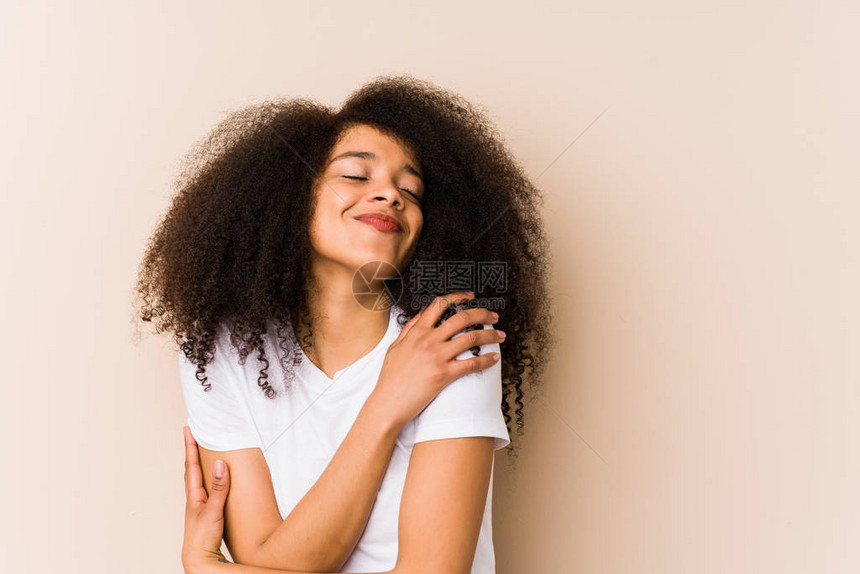年轻的非裔美国女人拥抱微笑的无图片