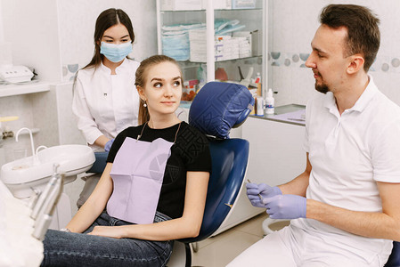 牙医与病人交谈附近是牙医助理牙医办公室的接图片