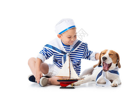 学龄前儿童身穿水手服装有玩具船和图片
