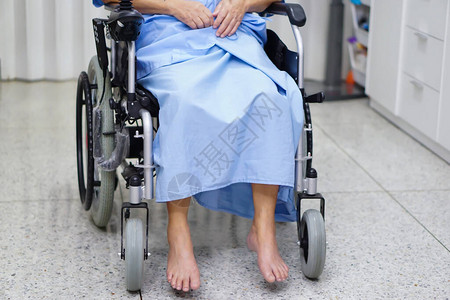 护理医院病房遥控电动轮椅亚洲老年或老年妇人患者图片