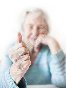 内容96岁的老妇人竖起大拇指图片