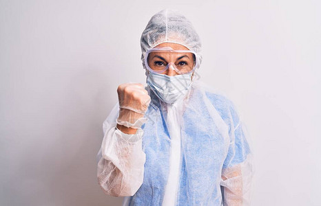 中年护士妇女穿着白色背景的冠状防护设备图片