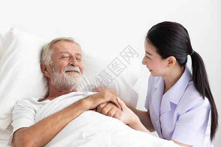 护士照顾躺在床图片
