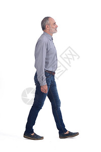 中年男子身穿蓝色牛仔裤和白色背景的衬衫图片
