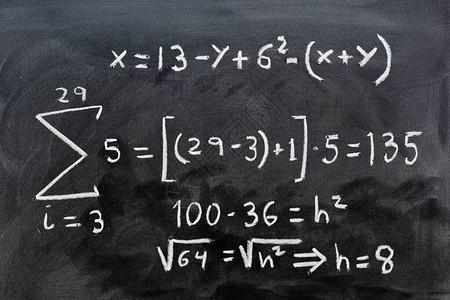 用粉笔在黑板上手写的数学事实背景图片